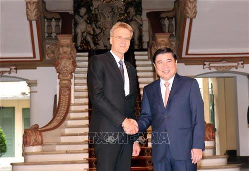 Ông Nguyễn Thành Phong, Chủ tịch UBND Thành phố Hồ Chí Minh (phải) tiếp ông Stig Goran Enander, Tỉnh trưởng Uppsala, Thụy Điển (trái), trao đổi trao đổi phương hướng đẩy mạnh hợp tác giữa hai địa phương. Ảnh: Xuân Khu-TTXVN Ông Nguyễn Thành Phong, Chủ tịch UBND Thành phố Hồ Chí Minh (phải) tiếp ông Stig Goran Enander, Tỉnh trưởng Uppsala, Thụy Điển (trái), trao đổi trao đổi phương hướng đẩy mạnh hợp tác giữa hai địa phương. Ảnh: Xuân Khu-TTXVN