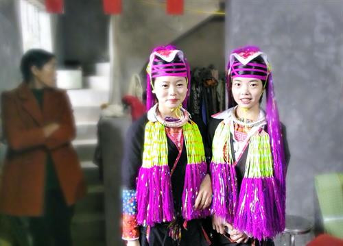 Cô dâu và phù dâu mặc trang phục truyền thống của người Dao Thanh Y trong ngày cưới. Cô dâu và phù dâu mặc trang phục truyền thống của người Dao Thanh Y trong ngày cưới.