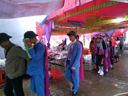 Cô dâu và chú rể che mặt bằng một chiếc khăn và theo ông mối, thầy cúng vào bếp làm lễ xe duyên.