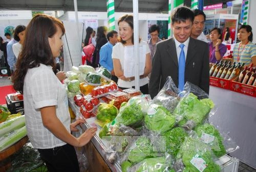 Khách tham quan và mua sắm tại phiên chợ “Địa chỉ xanh, sản phẩm sạch của các hợp tác xã nông nghiệp”. Ảnh: Mạnh Linh-TTXVN Khách tham quan và mua sắm tại phiên chợ “Địa chỉ xanh, sản phẩm sạch của các hợp tác xã nông nghiệp”. Ảnh: Mạnh Linh-TTXVN