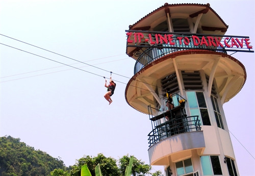 Du khách sử dụng dịch vụ Zipline (đu dây trên không) ở điểm du lịch sông Chày-Hang Tối. Du khách sử dụng dịch vụ Zipline (đu dây trên không) ở điểm du lịch sông Chày-Hang Tối.