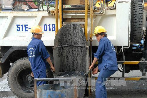 Nạo vét bùn đất, chất thải trong hệ thống cống trên tuyến đường Nguyễn Thị Minh Khai. Ảnh: Mạnh Linh-TTXVN Nạo vét bùn đất, chất thải trong hệ thống cống trên tuyến đường Nguyễn Thị Minh Khai. Ảnh: Mạnh Linh-TTXVN