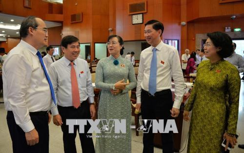 Đồng chí Nguyễn Thiện Nhân, Ủy viên Bộ Chính trị, Bí thư Thành ủy Thành phố Hồ Chí Minh với các đại biểu tham dự kỳ họp. Ảnh: Thu Hoài – TTXVN