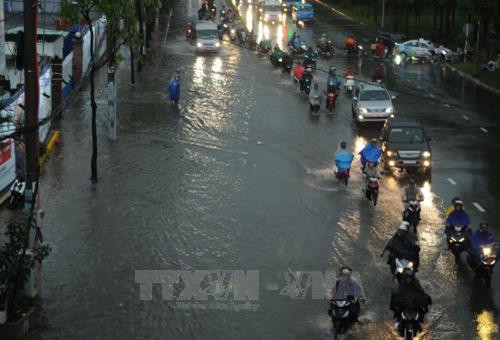 Nước ngập trên đường Nguyễn Hữu Cảnh. Ảnh: Xuân Dự - TTXVN Nước ngập trên đường Nguyễn Hữu Cảnh. Ảnh: Xuân Dự - TTXVN