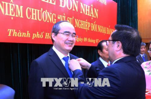 Đồng chí Hoàng Binh Quân, Ủy viên Trung ương Đảng, Trưởng ban Đối ngoại Trung ương gắn kỷ niệm chương "Vì sự nghiệp đối ngoại Đảng" cho đồng chí Nguyễn Thiện Nhân, Ủy viên Bộ Chính trị, Bí thư Thành ủy Thành phố. Ảnh: Xuân Khu-TTXVN Đồng chí Hoàng Binh Quân, Ủy viên Trung ương Đảng, Trưởng ban Đối ngoại Trung ương gắn kỷ niệm chương "Vì sự nghiệp đối ngoại Đảng" cho đồng chí Nguyễn Thiện Nhân, Ủy viên Bộ Chính trị, Bí thư Thành ủy Thành phố. Ảnh: Xuân Khu-TTXVN