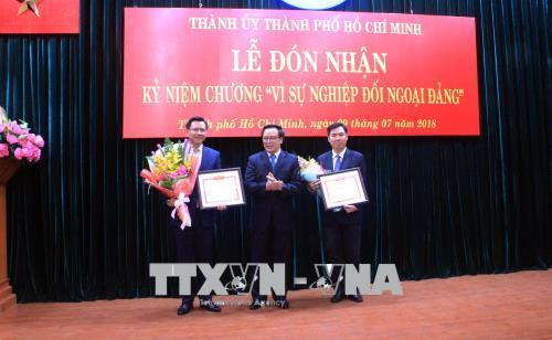 Đồng chí Hoàng Bình Quân, Ủy viên Trung ương Đảng, Trưởng ban Đối ngoại Trung ương (giữa) trao bằng khen cho đại diện Sở Ngoại vụ Thành phố và Văn phòng Thành ủy Thành phố. Ảnh: Xuân Khu-TTXVN Đồng chí Hoàng Bình Quân, Ủy viên Trung ương Đảng, Trưởng ban Đối ngoại Trung ương (giữa) trao bằng khen cho đại diện Sở Ngoại vụ Thành phố và Văn phòng Thành ủy Thành phố. Ảnh: Xuân Khu-TTXVN