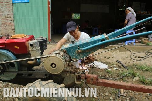 Nhờ được chuyển giao công nghệ, đồng bào xã Chu Hương tự sửa chữa máy nông nghiệp phục vụ sản xuất Khai thác và chế biến lâm sản tăng thêm thu nhập ở thôn Nà Đúc 2, xã Địa Linh Cán bộ khuyến nông huyện hướng dẫn đồng bào thôn Nà Lìn, xã Địa Linh chăm sóc cây hàng hóa mướp đắng rừng Đồng bào xã Cao Trĩ đưa máy móc vào làm đất sản xuất nông nghiệp Đồng bào bản Phiêng Phường xã Mỹ Phương thu hoạch ngô vụ xuân Cơ sở sản xuất chè của hợp tác xã chè Mỹ Phương Tư thương thu mua dê giống tại nhà anh Nông Văn Tiệp thôn Nà Phiêng, xã Mỹ Phương Bà con nông dân xã Chu Hương cấy vụ lúa hè thu Bà con thôn Nà Đông sinh hoạt tại nhà văn hóa xã Chu Hương Đường vào thôn Nà Đông, xã Chu Hương được làm bằng nguồn vốn chương trình 30a