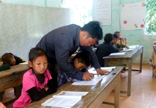 Thầy Trần Hải Nam vượt khó bám trường cùng các em học sinh ở Điểm trường Đoàn Kết, Trường Tiểu học Đạo Viện, huyện Yên Sơn Thầy Trần Hải Nam vượt khó bám trường cùng các em học sinh ở Điểm trường Đoàn Kết, Trường Tiểu học Đạo Viện, huyện Yên Sơn