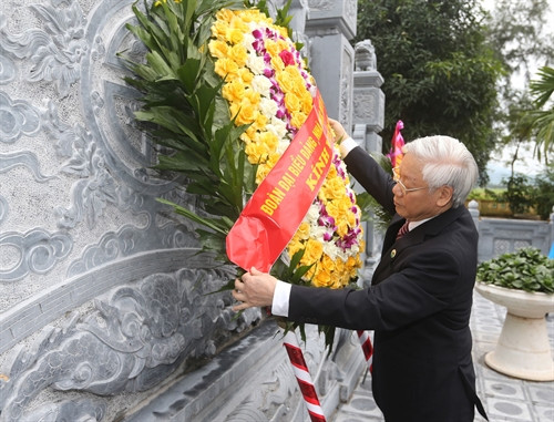 Tổng Bí thư Nguyễn Phú Trọng dâng hoa tại mộ Đại thi hào Nguyễn Du. Ảnh: Trí Dũng – TTXVN