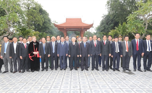 Tổng Bí thư Nguyễn Phú Trọng, Chủ tịch Quốc hội Nguyễn Sinh Hùng, các đồng chí lãnh đạo Đảng, Nhà nước và các đại biểu tại Khu lưu niệm Nguyễn Du. Ảnh: Trí Dũng – TTXVN