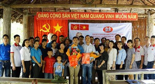 Lễ kết nạp đảng viên mới của Chi bộ Công ty TNHH Sonion Việt Nam và Chi bộ Xây dựng Lực lượng chính trị Khu Công nghệ cao thành phố Hồ Chí Minh tại Chiến khu D (Tây Ninh). Ảnh: TTXVN Lễ kết nạp đảng viên mới của Chi bộ Công ty TNHH Sonion Việt Nam và Chi bộ Xây dựng Lực lượng chính trị Khu Công nghệ cao thành phố Hồ Chí Minh tại Chiến khu D (Tây Ninh). Ảnh: TTXVN