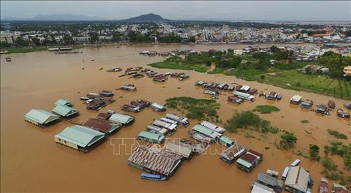 Làng nuôi cá bè Châu Đốc ở ngã ba sông Châu Đốc giao với sông Hậu là một điểm hấp dẫn khách du lịch. Ảnh: Công Mạo-TTXVN Làng nuôi cá bè Châu Đốc ở ngã ba sông Châu Đốc giao với sông Hậu là một điểm hấp dẫn khách du lịch. Ảnh: Công Mạo-TTXVN
