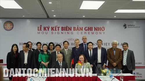 Các chuyên gia chụp ảnh lưu niệm tại buổi lễ