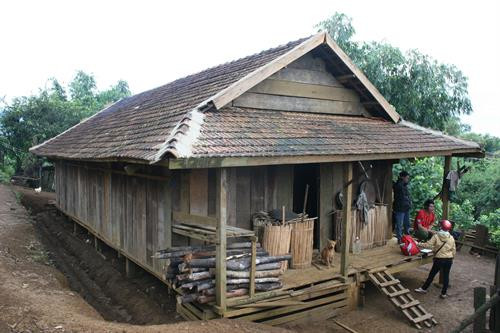 Bà con nơi đây vẫn sống dưới những nếp nhà sàn quen thuộc Bà con nơi đây vẫn sống dưới những nếp nhà sàn quen thuộc