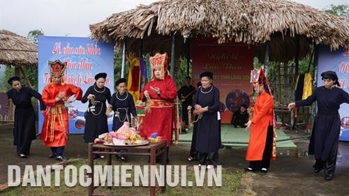 Sau khi ban lộc, nhà Then hát múa chầu hầu. Ảnh: Hoàng Hải