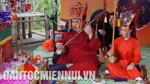 Thầy Then tổ chức báo lễ. Ảnh: Hoàng Hải