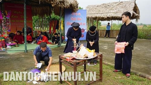 Đốt vàng mã và tạ ơn trời đất ban cho buổi lễ được tiến hành suôn sẻ, tổ đẹp. Ảnh: Hoàng Hải