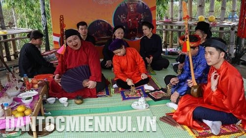 Nhà Then hát hồi binh, hồi mã để hoan hỉ kết thúc buổi lễ. Ảnh: Hoàng Hải