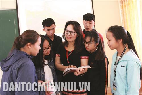 Tiến sĩ Tuyết Nhung Buôn Krông đã giúp nhiều sinh viên Trường Đại học Tây Nguyên hiểu đúng, hiểu sâu hơn về văn hóa Tây Nguyên