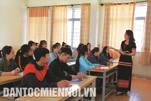 Tiến sĩ Tuyết Nhung Buôn Krông trên giảng đường trường Đại học Tây Nguyên