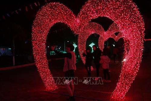 Các bạn trẻ thích thú ghi lại khoảng khoắc đẹp dưới ánh sáng lung linh. Ảnh: Việt Dũng - TTXVN Các bạn trẻ thích thú ghi lại khoảng khoắc đẹp dưới ánh sáng lung linh. Ảnh: Việt Dũng - TTXVN