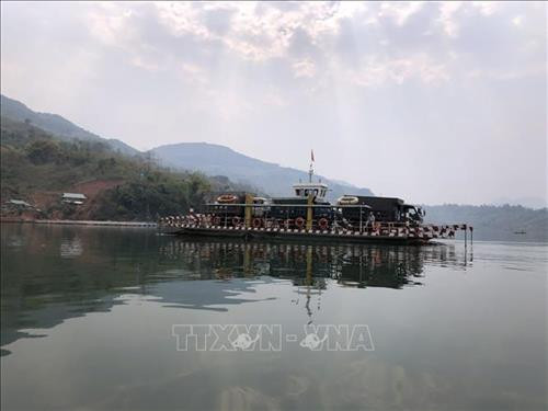 Phà ở bến Nậm Ét, huyện Quỳnh Nhai, hầu hết chỉ phục vụ xe ô tô, còn người và xe máy chủ yếu đi thuyền nhỏ. Ảnh: Hữu Quyết – TTXVN Phà ở bến Nậm Ét, huyện Quỳnh Nhai, hầu hết chỉ phục vụ xe ô tô, còn người và xe máy chủ yếu đi thuyền nhỏ. Ảnh: Hữu Quyết – TTXVN