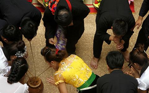 Nghi lễ cúng Hai nàng xong, dân bản cùng vui chung bên ché rượu cần Nghi lễ cúng Hai nàng xong, dân bản cùng vui chung bên ché rượu cần