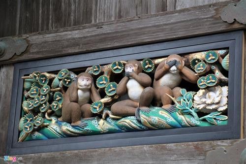 Nói đến Nikko, người hiểu lịch sử Nhật Bản liền nghĩ ngay đến Nikko Toshogu, một đền đài nguy nga nhất của xứ Phù Tang được UNESCO công nhận là di sản văn hoá thế giới vào năm 1999. Đường vào đền Nikko Toshogu vắt ngang con sông Daiya, với cây cầu Thần gỗ cong (Shin kyo) sơn son đẹp mắt, giống như cầu Thê Húc ở Hồ Gươm, Hà Nội. Đây là một trong 3 cây cầu đẹp nhất Nhật Bản. Nikko được ví như viên đá quý, bởi vẻ đẹp tự nhiên và vẻ đẹp kiến trúc Nhật Bản. Kiến trúc điện thờ vô cùng sắc sảo. Các nhà sử học ước lượng rằng để hoàn tất kiến trúc đền thờ Toshogu tốn khoảng 40 tỷ yen vào thời điểm ngày nay (8.547 tỷ đồng). Đền chùa Nikko là tên gọi chung của quần thể đền, chùa cổ nổi tiếng ở thành phố Nikko, tỉnh Tochigi. Dân địa phương thường gọi quần thể này là "hai đền một chùa", bởi quần thể gồm hai đền thờ Thần đạo Nikko Tosho-gu (đền Futarasan) và một ngôi chùa Phật giáo là chùa Rinno. 5 kiến trúc của đền Nikko Toshogu đã được Nhật Bản xếp vào hàng quốc bảo, và ba kiến trúc khác là tài sản văn hóa trọng yếu. Lăng mộ đền thờ của tướng quân Tokugawa được thiết kế tạo ra được một không gian rất trang nghiêm. Lối vào cổng chính rộng rãi, đường trải đá nhỏ màu xám, những rặng thông cao vút tạo ra một không gian uy nghi, thanh tịnh. Đại lộ những cây tuyết tùng được trồng xếp hàng dài ngay ngắn nằm ở hai bên vệ đường, được gọi là Sugi. Sau khi tướng quân Tokugawa Ieyasu chết năm 1616, Masatsuna Matsudaira đã xây dựng đền Nikko Toshogu, và ông bắt đầu trồng cây tuyết tùng Nhật Bản dọc theo con đường chính dẫn đến Nikko. Người ta ước tính có khoảng 200.000 cây tuyết tùng được trồng trong dịp này. Số lượng cây giảm đi rất nhiều và hiện nay chỉ còn 13.000 cây. Ðông Chiêu Cung - Toshogu - là tên gọi của đền thờ tướng quân Shogun Tokugawa Ieyasu - Ðức Xuyên Gia khang. Ông mất vào năm 1616 và con trai ông đã chọn Nikko làm nơi xây dựng đền thờ. Hơn 4 triệu người thợ làm trong trong 1 năm rưỡi để hoàn thiện cụm đền thờ có kiến trúc vô cùng sắc sảo này. Tổ hợp kiến trúc là điểm tuyệt vời trong số các tuyệt tác kiến trúc Nhật Bản thể hiện lối trang trí sang trọng và tinh tế. Kiến trúc đền thờ Toshogu để lại cho người sau cả một kho tàng về triết lý nhân sinh. Các hình ảnh khỉ đã được nhân cách hóa mô tả về đời sống con người. Một trong số đó có bức đặc biệt nhất khắc 3 chú khỉ, có tên từng chú khỉ là Kikazaru (bịt tai), Mizaru (bịt mắt) và Iwazaru (bịt miệng). Ba chú khỉ với vẻ mặt ngộ nghĩnh là hình tượng người Nhật Bản biểu đạt triết lý nhà Phật dạy rằng không nghe điều bậy, không nhìn điều bậy, không nói điều bậy. Bức khắc này của nghệ nhân Hidari Jingoro nổi tiếng từ thế kỉ 17. Hiện đền cũng là nơi những gia đình quyền quý tổ chức lễ thành hôn. Hàng năm đền thờ tướng quân Tokugawa - nơi được mệnh danh là ”Di Hòa Viên” của Nhật Bản, thu hút hàng trăm ngàn lượt khách du lịch.