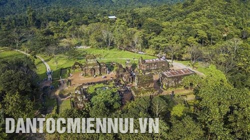 Khu đền tháp Mỹ Sơn từng là nơi tổ chức nghi lễ cúng tế, là lăng mộ của các vị vua và hoàng thân, quốc thích Vương triều Champa. Tháng 12/1999, Khu đền tháp Mỹ Sơn được UNESCO công nhận là Di sản văn hóa thế giới. Khu đền tháp Mỹ Sơn từng là nơi tổ chức nghi lễ cúng tế, là lăng mộ của các vị vua và hoàng thân, quốc thích Vương triều Champa. Tháng 12/1999, Khu đền tháp Mỹ Sơn được UNESCO công nhận là Di sản văn hóa thế giới.