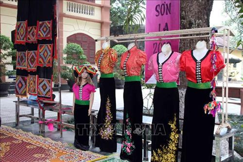 Góc trưng bày, giới thiệu trang phục truyền thống của đồng bào dân tộc Thái ở Sơn La. Ảnh: Diệp Anh – TTXVN