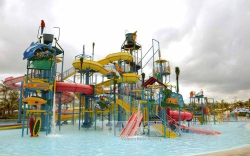 Khu liên hợp nghỉ dưỡng – giải trí Vinpearl Phú Quốc thuộc Tập đoàn Vingroup có tổng diện tích trên 300ha; quần thể nghỉ dưỡng – giải trí 5 sao theo tiêu chuẩn quốc tế đầu tiên và quy mô lớn nhất trên đảo. Ảnh: An Hiếu – TTXVN. Khu liên hợp nghỉ dưỡng – giải trí Vinpearl Phú Quốc thuộc Tập đoàn Vingroup có tổng diện tích trên 300ha; quần thể nghỉ dưỡng – giải trí 5 sao theo tiêu chuẩn quốc tế đầu tiên và quy mô lớn nhất trên đảo. Ảnh: An Hiếu – TTXVN.