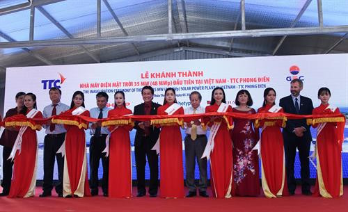 Các đại biểu cắt băng khánh thành Nhà máy Điện mặt trời TTC Phong Điền với sản lượng khoảng 60 triệu kWh/năm Các đại biểu cắt băng khánh thành Nhà máy Điện mặt trời TTC Phong Điền với sản lượng khoảng 60 triệu kWh/năm