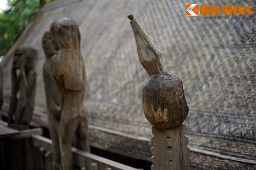 Do sự thay đổi của đời sống, những ngôi nhà mồ độc đáo này đang ngày càng trở nên vắng bóng trên đại ngàn Tây Nguyên.