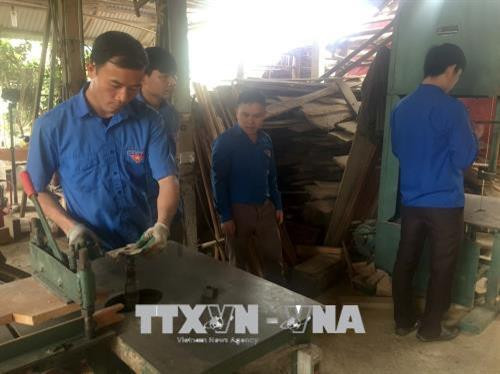Xưởng sản xuất đồ gỗ của anh Phạm Châu. Ảnh: Nguyễn Nam - TTXVN Xưởng sản xuất đồ gỗ của anh Phạm Châu. Ảnh: Nguyễn Nam - TTXVN