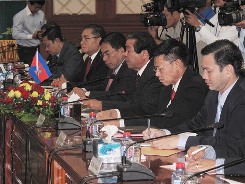 Đoàn đại biểu cấp cao Bộ Nội vụ Campuchia do Quốc vụ khanh Em Saman dẫn đầu. Ảnh: Phan Minh Hưng và Danh Chanh Đa, P/v TTXVN tại Campuchia.