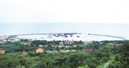 Âu cảng Bạch Long Vĩ nhìn từ ngọn hải đăng