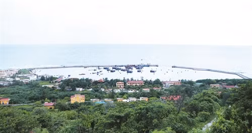 Âu cảng Bạch Long Vĩ nhìn từ ngọn hải đăng Âu cảng Bạch Long Vĩ nhìn từ ngọn hải đăng