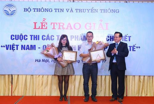Các tác giả nhận giải nhì. Ảnh: Minh Quyết-TTXVN Các tác giả nhận giải nhì. Ảnh: Minh Quyết-TTXVN
