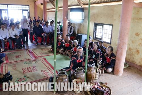 Già làng làm chủ lễ thực hiện các nghi thức cúng lúa mới. Ảnh: Tuấn Anh Ngoài việc cúng thần, cầu mong sức khỏe cho gia đình, người Jrai còn đánh cồng chiêng, vui chơi, ca hát để cùng nhau hưởng thành quả sau quá trình lao động sản xuất ra hạt lúa. Ảnh: Tuấn Anh Già làng làm chủ lễ thực hiện các nghi thức cúng lúa mới. Ảnh: Tuấn Anh Ngoài việc cúng thần, cầu mong sức khỏe cho gia đình, người Jrai còn đánh cồng chiêng, vui chơi, ca hát để cùng nhau hưởng thành quả sau quá trình lao động sản xuất ra hạt lúa. Ảnh: Tuấn Anh