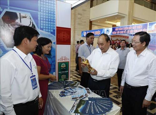 Thủ tướng Nguyễn Xuân Phúc thăm các gian hàng trưng bày tại hội nghị. Ảnh: Thống Nhất – TTXVN Thủ tướng Nguyễn Xuân Phúc thăm các gian hàng trưng bày tại hội nghị. Ảnh: Thống Nhất – TTXVN