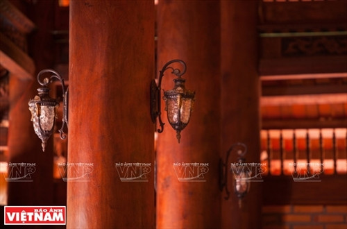 Những cây cột gỗ lim to lớn trong Chánh điện.