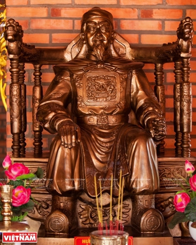 Tượng thờ Hưng Đạo Đại Vương Trần Quốc Tuấn.