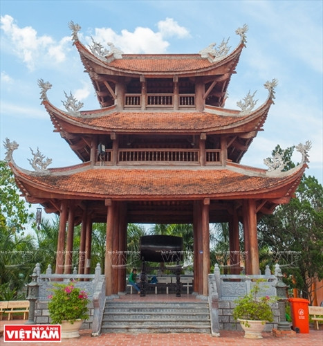 Lầu trống và Gác chuông (đại hồng chung nặng 1,5 tấn) được làm theo kiểu tháp chuông chùa Keo ở tỉnh Thái Bình.