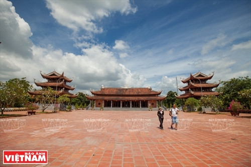 Qua cổng chính là khoảng sân gạch rộng lớn với không gian đậm chất thiền môn.