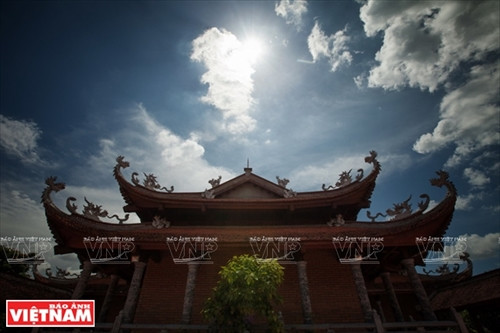 Mái đao cong vút lên theo lối kiến trúc truyền thống Việt Nam.