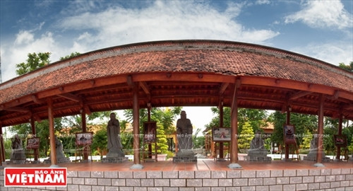 Các bức tượng phật được đặt trong không gian hài hòa, yên bình.