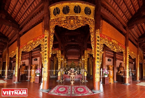 Vẻ đẹp sơn son thếp vàng trong Chánh điện.