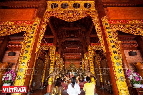 Du khách hành lễ cầu an trong Chánh điện.