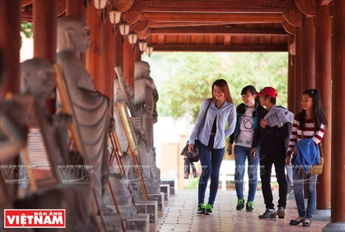 Du khách xem triển lãm ảnh về Phật giáo tại Thiền viện.