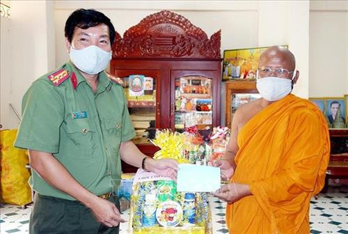 Đại tá Lâm Thành Sol, Phó Giám đốc Công an tỉnh An Giang, chúc mừng Tết Chôl Chnăm Thmây tại chùa Thơm Mít, xã Vĩnh Trung, huyện Tịnh Biên. Ảnh: Công Mạo - TTXVN Đại tá Lâm Thành Sol, Phó Giám đốc Công an tỉnh An Giang, chúc mừng Tết Chôl Chnăm Thmây tại chùa Thơm Mít, xã Vĩnh Trung, huyện Tịnh Biên. Ảnh: Công Mạo - TTXVN